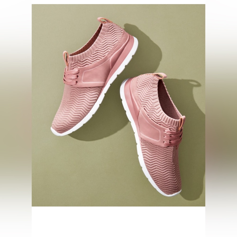 UGG Willows Sneaker size 9, Pink Dawn